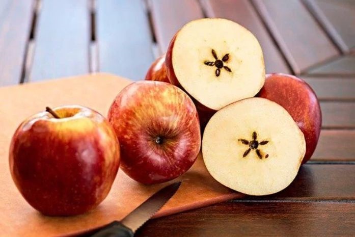 fotografia przedstawia pięć jabłek, z których jedno przekrojone jest na pół
